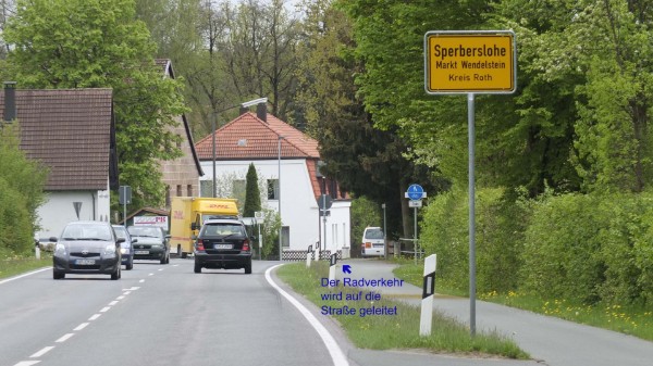 Der Radverkehr wird unvermittel und ohne Vorwarnung für die Kfz-Teilnehmer auf die Straße geleitet. Dabei entstehen kritische Situationen.